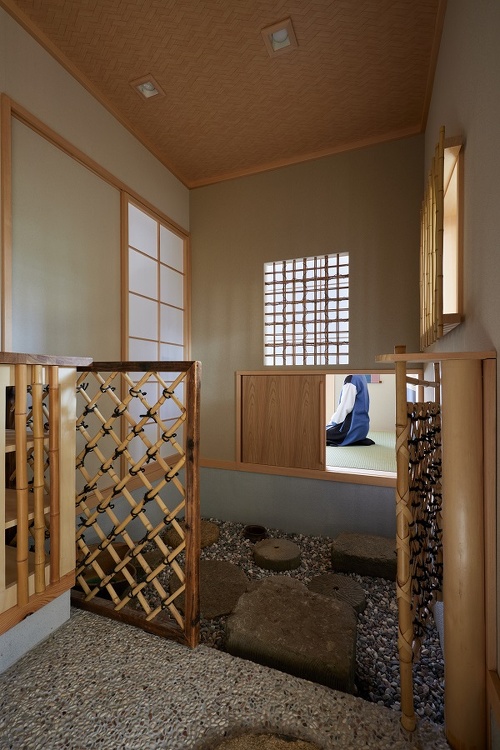 茶庭には札幌軟石の飛び石、リフォームでにじり口のある本格的な茶室になりました