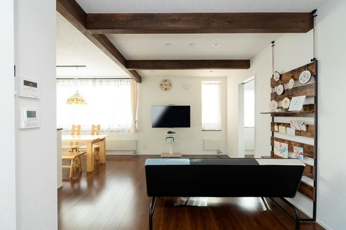 リビングに設けた飾り棚には、奥さまの刺繍やお嬢さんのイラストを飾って