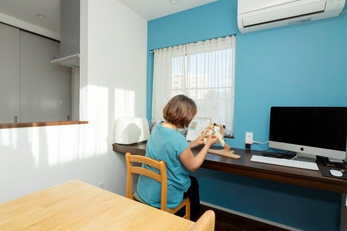 窓際に設けたスペースで、趣味の刺繍を楽しむ奥さま。「広くて明るい」と満足そう。コーナーに置かれたパソコンは主に長女が使っています