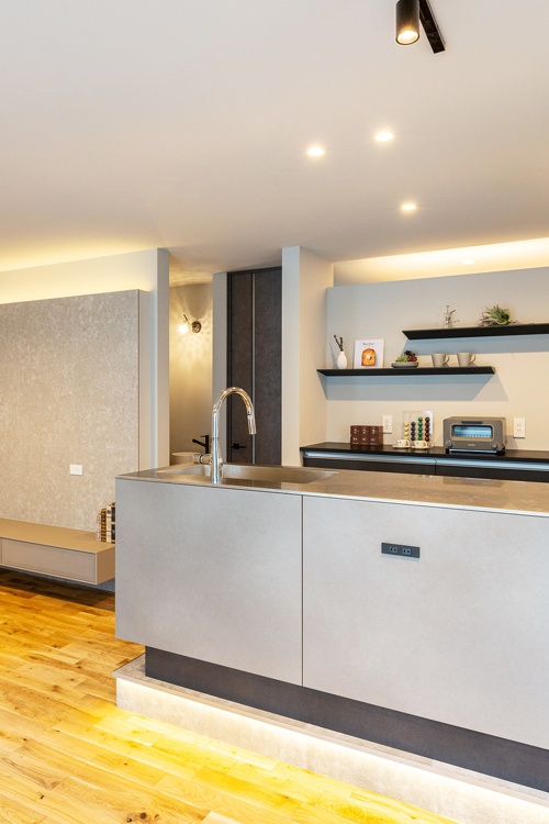 札幌｜戸建て｜中古｜モデルハウス(販売中)｜中古リノベーション施工事例｜アルティザン建築工房_高性能＋創エネ＋省エネで 築41年をZEH住宅に再生！リノベーションモデルハウス_光が壁面に広がるカフェ風の照明