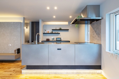 札幌｜戸建て｜中古｜モデルハウス(販売中)｜中古リノベーション施工事例｜アルティザン建築工房_高性能＋創エネ＋省エネで 築41年をZEH住宅に再生！リノベーションモデルハウス_サンワカンパニーのおしゃれなキッチンキッチン