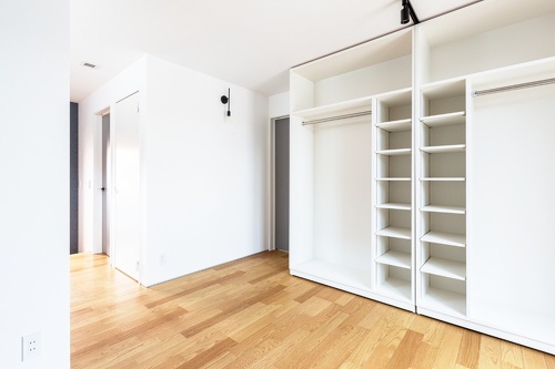 札幌｜戸建て｜中古｜モデルハウス(販売中)｜中古リノベーション施工事例｜アルティザン建築工房_高性能＋創エネ＋省エネで 築41年をZEH住宅に再生！リノベーションモデルハウス_子供部屋の収納棚を移動して6帖の2部屋に