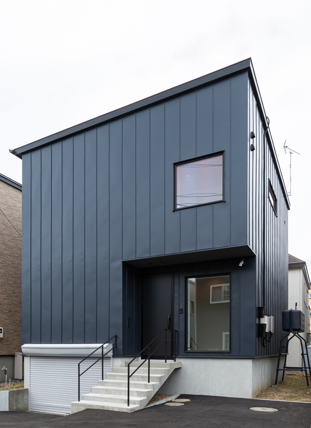 札幌｜戸建て｜中古｜モデルハウス(販売中)｜中古リノベーション施工事例｜アルティザン建築工房_高性能＋創エネ＋省エネで 築41年をZEH住宅に再生！リノベーションモデルハウス_ガルバリウム鋼板を使ったスマートな外観