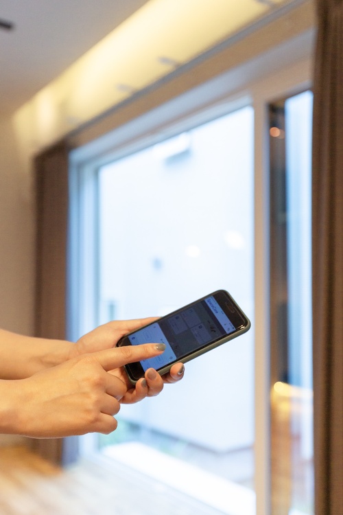 札幌｜戸建て｜中古｜モデルハウス(販売中)｜中古リノベーション施工事例｜アルティザン建築工房_高性能＋創エネ＋省エネで 築41年をZEH住宅に再生！リノベーションモデルハウス_スマホを使ってガレージ・玄関の施錠や照明調整・カーテン開閉ができます