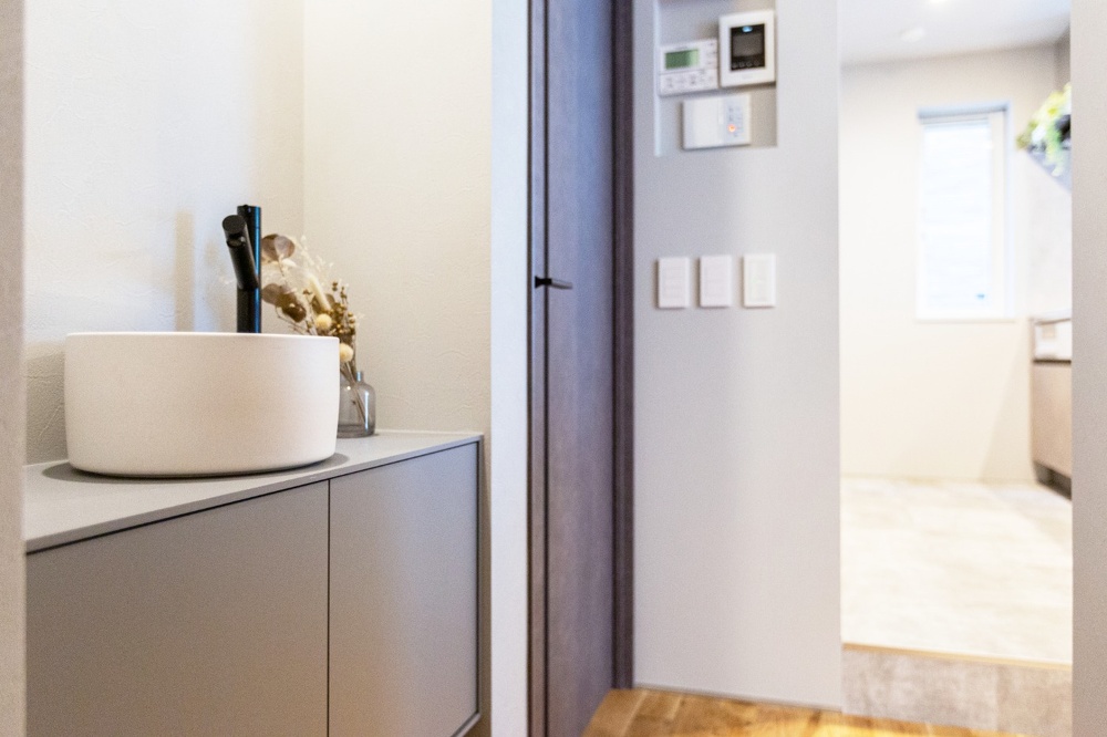 札幌｜戸建て｜中古｜モデルハウス(販売中)｜中古リノベーション施工事例｜アルティザン建築工房_高性能＋創エネ＋省エネで 築41年をZEH住宅に再生！リノベーションモデルハウス_トイレ脇のおしゃれな洗面ボール