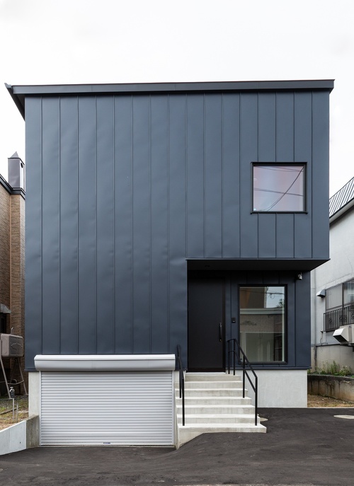 札幌｜戸建て｜中古｜モデルハウス(販売中)｜中古リノベーション施工事例｜アルティザン建築工房_高性能＋創エネ＋省エネで 築41年をZEH住宅に再生！リノベーションモデルハウス_屋根の上には太陽光発電パネル24枚(9.00kW)がのっています