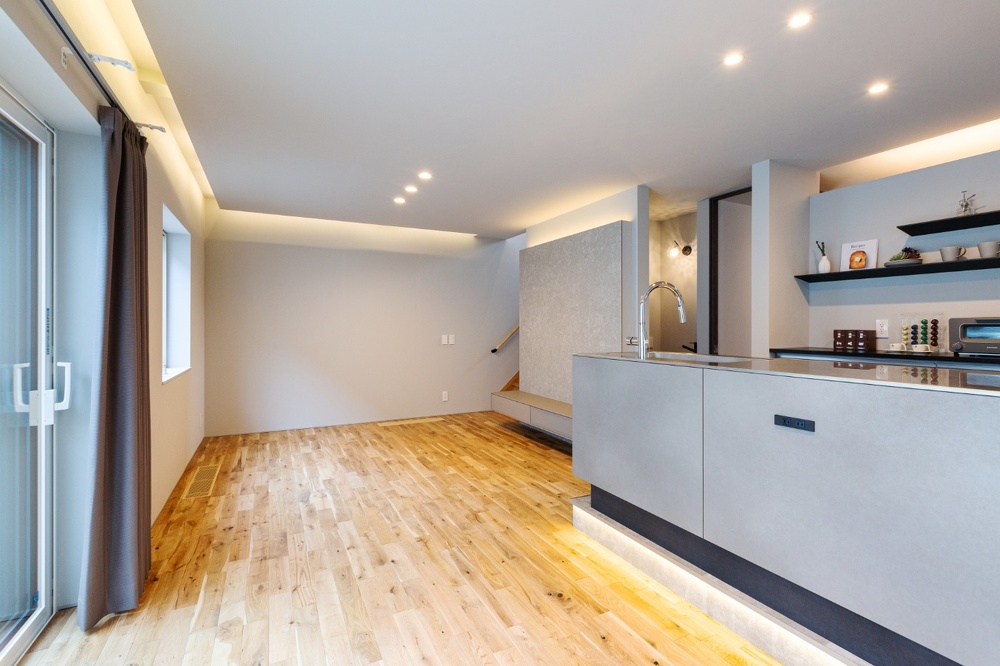 札幌｜戸建て｜中古｜モデルハウス(販売中)｜中古リノベーション施工事例｜アルティザン建築工房_高性能＋創エネ＋省エネで 築41年をZEH住宅に再生！リノベーションモデルハウス_すべての窓にトリプルガラスの樹脂サッシを採用。夏涼しく、冬暖かく、防音効果も得られます