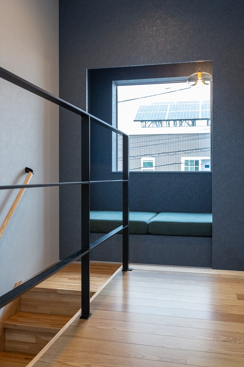 札幌｜戸建て｜中古｜モデルハウス(販売中)｜中古リノベーション施工事例｜アルティザン建築工房_高性能＋創エネ＋省エネで 築41年をZEH住宅に再生！リノベーションモデルハウス_踊り場を利用したヌック。クッションは澪工房のオーダーメイド