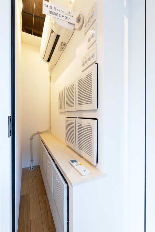 札幌｜戸建て｜中古｜モデルハウス(販売中)｜中古リノベーション施工事例｜アルティザン建築工房_高性能＋創エネ＋省エネで 築41年をZEH住宅に再生！リノベーションモデルハウス_YUCACOの空調室。エアコンの下は各部屋につながる給気グリル