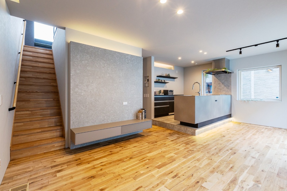 札幌｜戸建て｜中古｜モデルハウス(販売中)｜中古リノベーション施工事例｜アルティザン建築工房_高性能＋創エネ＋省エネで 築41年をZEH住宅に再生！リノベーションモデルハウス_空間を広く使えるよう工夫したリビング階段。家族の出入りも分かって安心