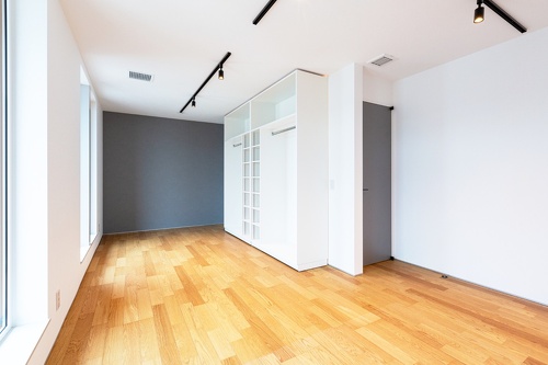 札幌｜戸建て｜中古｜モデルハウス(販売中)｜中古リノベーション施工事例｜アルティザン建築工房_高性能＋創エネ＋省エネで 築41年をZEH住宅に再生！リノベーションモデルハウス_廊下からの入り口を可動式の収納棚でふさぐと独立した個室に変身