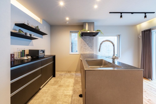 札幌｜戸建て｜中古｜モデルハウス(販売中)｜中古リノベーション施工事例｜アルティザン建築工房_高性能＋創エネ＋省エネで 築41年をZEH住宅に再生！リノベーションモデルハウス_ゆとりのあるキッチンスペース