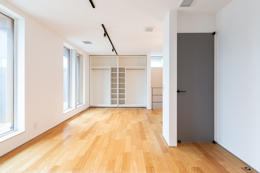 札幌｜戸建て｜中古｜モデルハウス(販売中)｜中古リノベーション施工事例｜アルティザン建築工房_高性能＋創エネ＋省エネで 築41年をZEH住宅に再生！リノベーションモデルハウス_移動式の収納で仕切ることのできる子供部屋