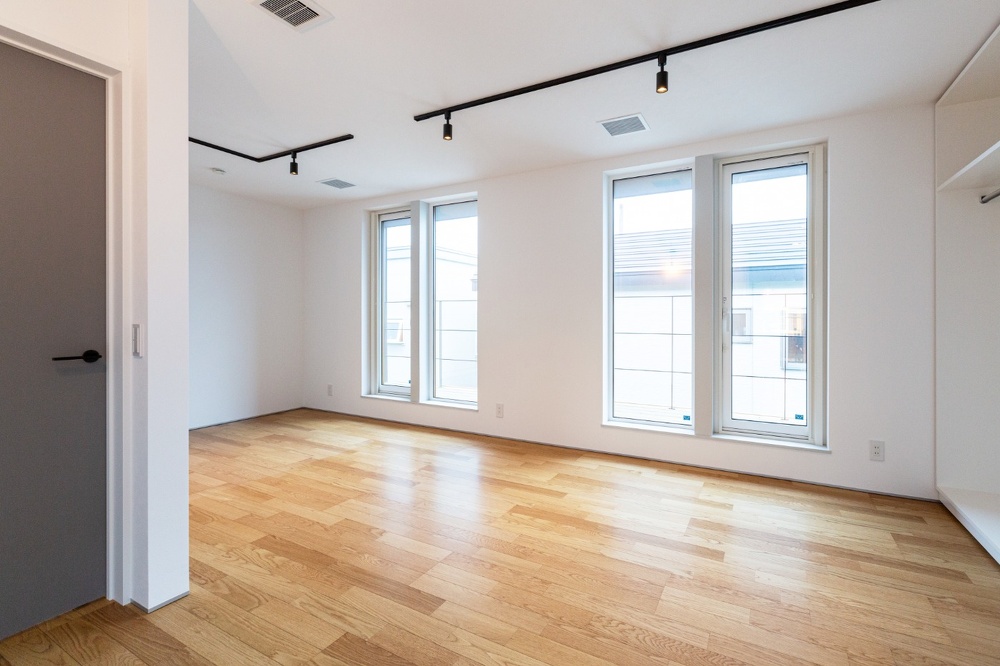 札幌｜戸建て｜中古｜モデルハウス(販売中)｜中古リノベーション施工事例｜アルティザン建築工房_高性能＋創エネ＋省エネで 築41年をZEH住宅に再生！リノベーションモデルハウス_全館空調で暖房パネルもないのでスッキリした空間に