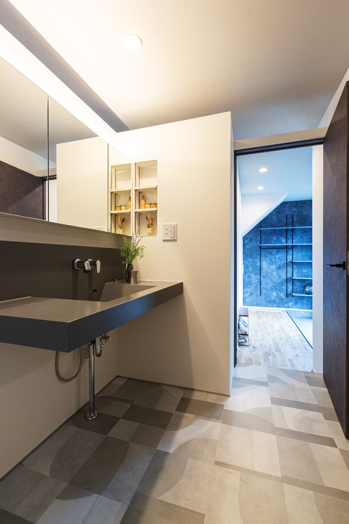 札幌｜戸建て｜中古｜モデルハウス(販売中)｜中古リノベーション施工事例｜アルティザン建築工房_高性能＋創エネ＋省エネで 築41年をZEH住宅に再生！リノベーションモデルハウス_洗面の上はキッチンとつながった空気穴があり閉塞感を感じません