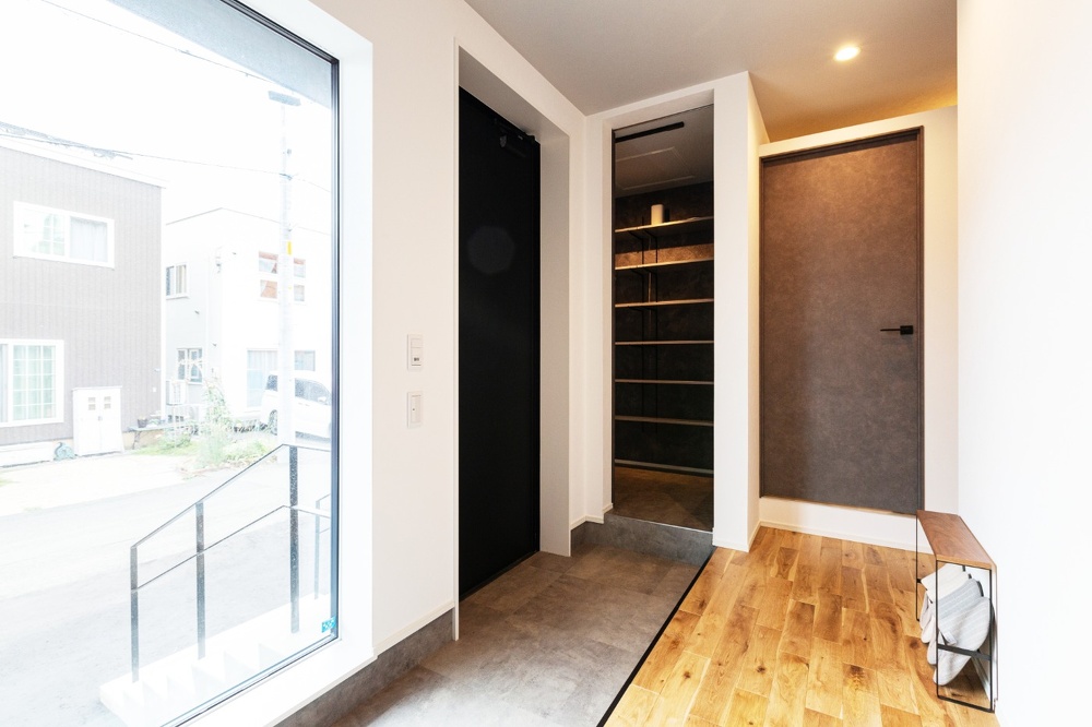 札幌｜戸建て｜中古｜モデルハウス(販売中)｜中古リノベーション施工事例｜アルティザン建築工房_高性能＋創エネ＋省エネで 築41年をZEH住宅に再生！リノベーションモデルハウス_広い玄関。左は収納、右は洗面につながるドア