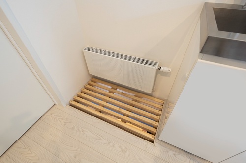 音楽ホールのある家_戸建て中古リノベーション_アルティザン建築工房_2階のシンク横のルーバーのある穴は、1階の音が循環するように設計されています