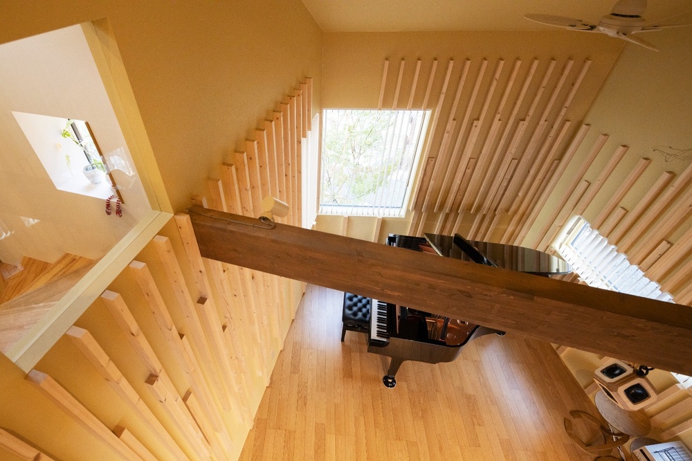 音楽ホールのある家_戸建て中古リノベーション_アルティザン建築工房_ハウリング対策から台形プラス傾斜天井で構成されています