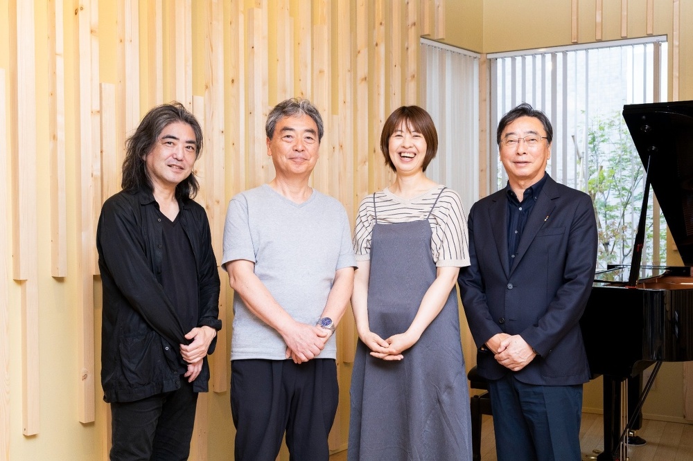 音楽ホールのある家_戸建て中古リノベーション_アルティザン建築工房_左から建築家の畠中さん、オーナーの小川さん夫妻、アルティザン建築工房の新谷代表