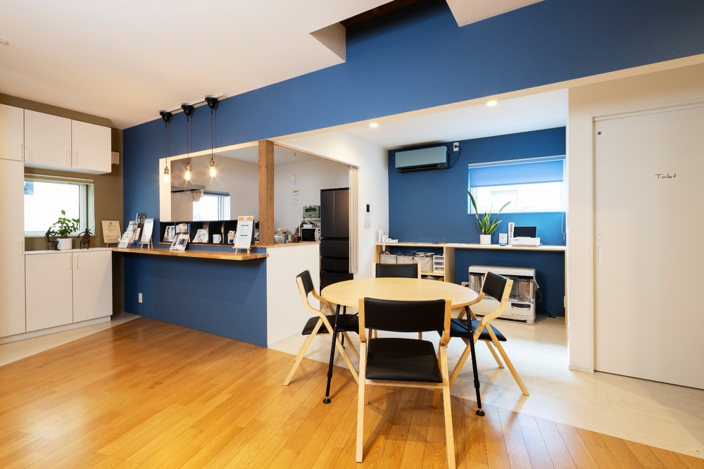 音楽ホールのある家_戸建て中古リノベーション_アルティザン建築工房_ダイニングキッチンはカフェテーブルを設置するとギャラリー併設のカフェに変身します