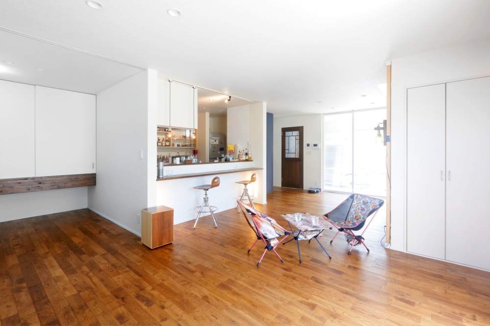 南向きの土間からリビングに向けて、明るい日差しが差し込みます。キッチンは普段は自分の食事用ですが、ゲストが遊びに来た時はお酒を用意するもてなしのバーに