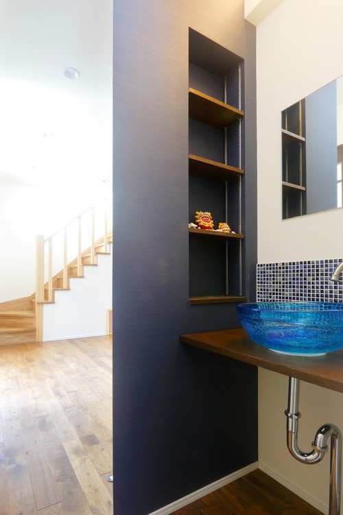 アール壁の後ろの洗面