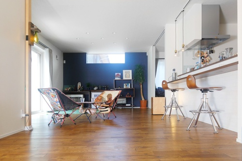 1階は生活の場というより、友人たちとの交流スペース。戸建てにひとり暮らしだからこその贅沢な空間の使い方です