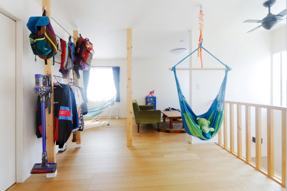 お風呂、トイレ、洗面、寝室を２階に配置。ソファとテレビも備えて、食事以外はすべて2階で完結。必要になったら個室化できるよう、間仕切りが可能です