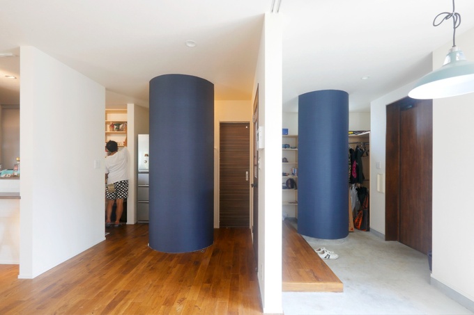 土間とトイレ前に設けたアール壁の柱は「どこかにアールのデザインを入れたい」という要望を受けてアルティザン建築工房が提案したもの。柱の裏は靴を履く時の腰掛けと手洗いになっています