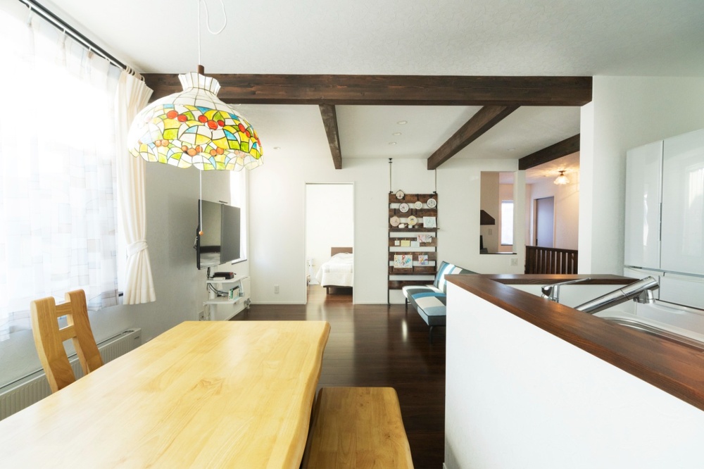 リビングの飾り棚の右側、壁を抜いた部分はパソコンコーナー。明かりとりとあわせて家族の気配も伝わります