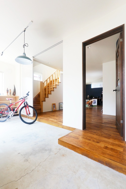玄関のドアを開けると広々とした土間があり、リビング・ダイニングにつながっています。間仕切りは光を通すスクリーンウォール。開け放せば土間も居住空間の一部に
