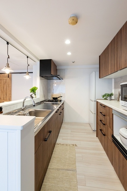 壁を取り払いオープンキッチンに。水栓にはタッチレスタイプを採用しました