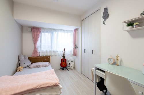 ピンクがアクセントカラーのお嬢さんの部屋。ギターはお父さん（ご主人）に教えてもらっているそうです