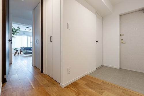 位置を変えて幅も広げたホール。納戸はLDKへの室内ドアとともにハイドアに替えて、空間をすっきりと演出