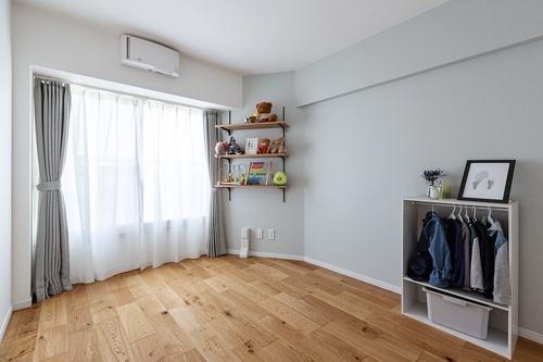 浴室を広くし、少しだけ狭くなった子供部屋。子供っぽいクロスはあえて選ばずトータルにインテリア設計