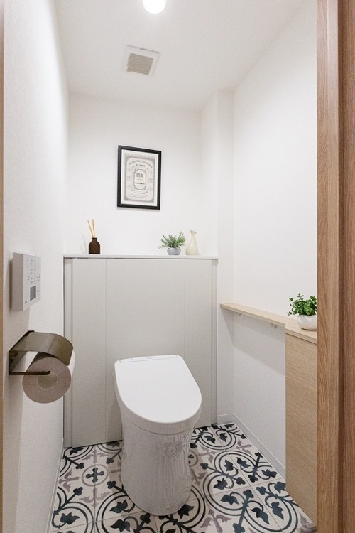 カウンターを以前よりスリムなものにして、広がり感が生まれたトイレ