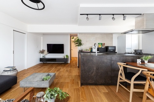 壁掛けテレビと「グラフテクト」のキッチンを必須として、家具や収納に入れるモノも含めて配置を何度も検討しました