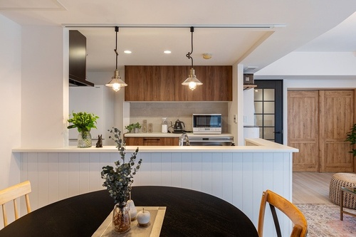 ピンタレストで見つけた羽目板の腰壁をキッチンに再現。収納部分にはエコカラットがR&Rスタジオの提案で実現