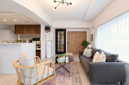 木を活かしつつ、ナチュラルすぎないようにモダンをプラス。正面右の引き戸にはちょっとヴィンテージ感のあるパナソニックの製品を採用しています