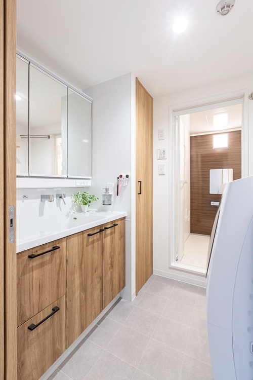 木質イメージと白の組み合わせでナチュラル＋清潔感が漂う洗面