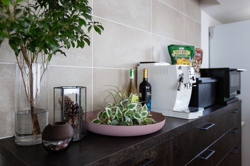 冷蔵庫前の棚は家電タワーにはスペースが足りず、一部家電は背面に。隠さない分、使い勝手がUPしてうれしい誤算