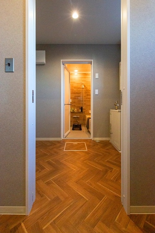 洗面室とつながるユーティリティは引き戸を閉めて分離できる間取り。お子さんたちが成長した時のことも考えたご夫妻の要望です