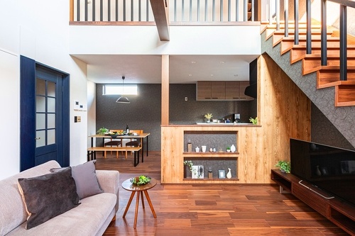 既存の面影は構造梁のみ。新たに誕生させた吹き抜けが室内の雰囲気も住み心地もがらりと変えました