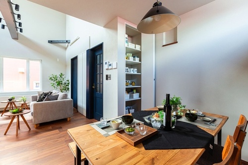 こもり感がありながら、吹き抜けからの光と開放感が届くダイニング。造作のパントリーは奥さまの要望