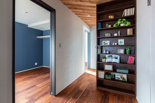 ２階ホールの一角に、ご主人の希望で天井まである本棚を造作。写真左のほか、奥にも子供部屋を２部屋確保しています