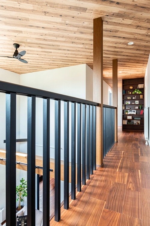 吹き抜けを見下ろす廊下とその先の広いホールは家の中の遊び場。お子さんたちがはしゃぐ笑い声が聞こえてきそうです