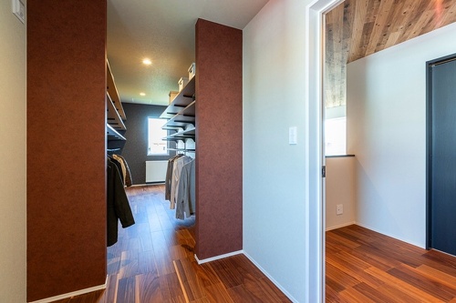 手前の家事室と奥のクロークをつなげて。家事負担が軽減でき、お子さんとの時間がたくさん持てそうです