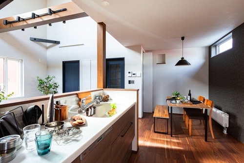 まだ幼いお子さんもいるので、室内がよく見える対面キッチンはベストチョイス。作業スペースは大人数でも快適に使える広さを確保２