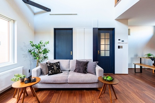 淡いグレーの壁にネイビーオークの扉でアクセントをつけて。ホールと寝室の間の収納は将来、仏間にも使えるよう奥行きを深くしています