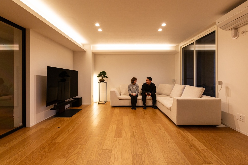 旦那さまセレクトの「今日のひと鉢」が飾られたリビング。間接照明がホテルライクな雰囲気を醸し出します